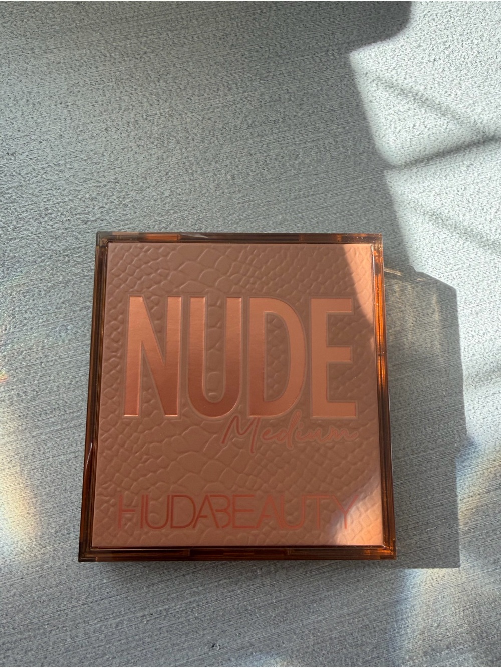 Huda Beauty Nude Medium eyeshadow palette